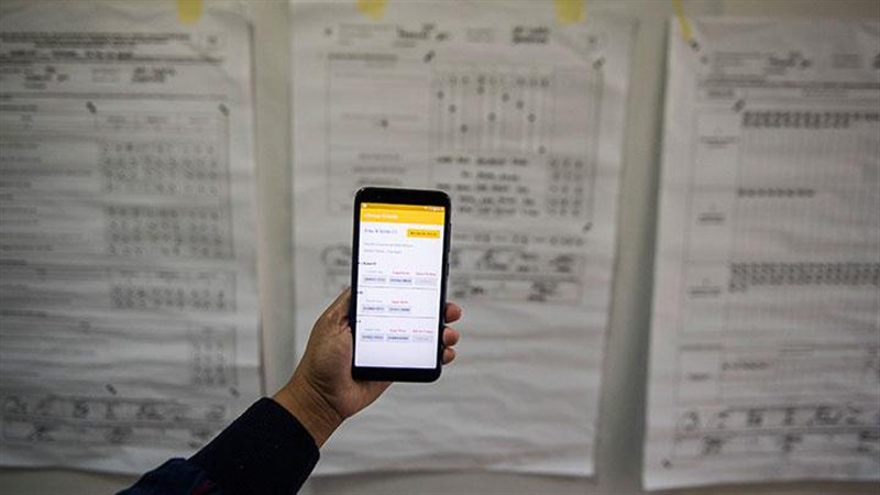 Read more about the article Masyarakat Sipil Apresiasi KPU Tetap Pakai Sirekap Sebagai Alat Bantu di Pilkada